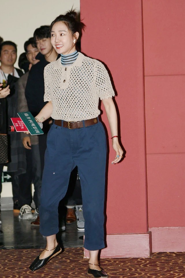 大表姐的时尚圈|白百合这搭配很惊艳，渔网衫+七分裤打造文艺范， 扎丸子头够可爱