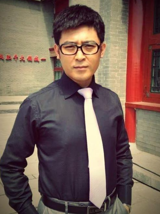 孙涛|春晚红人孙涛，为何红了25年没绯闻？看他背后的妻子是谁就知道