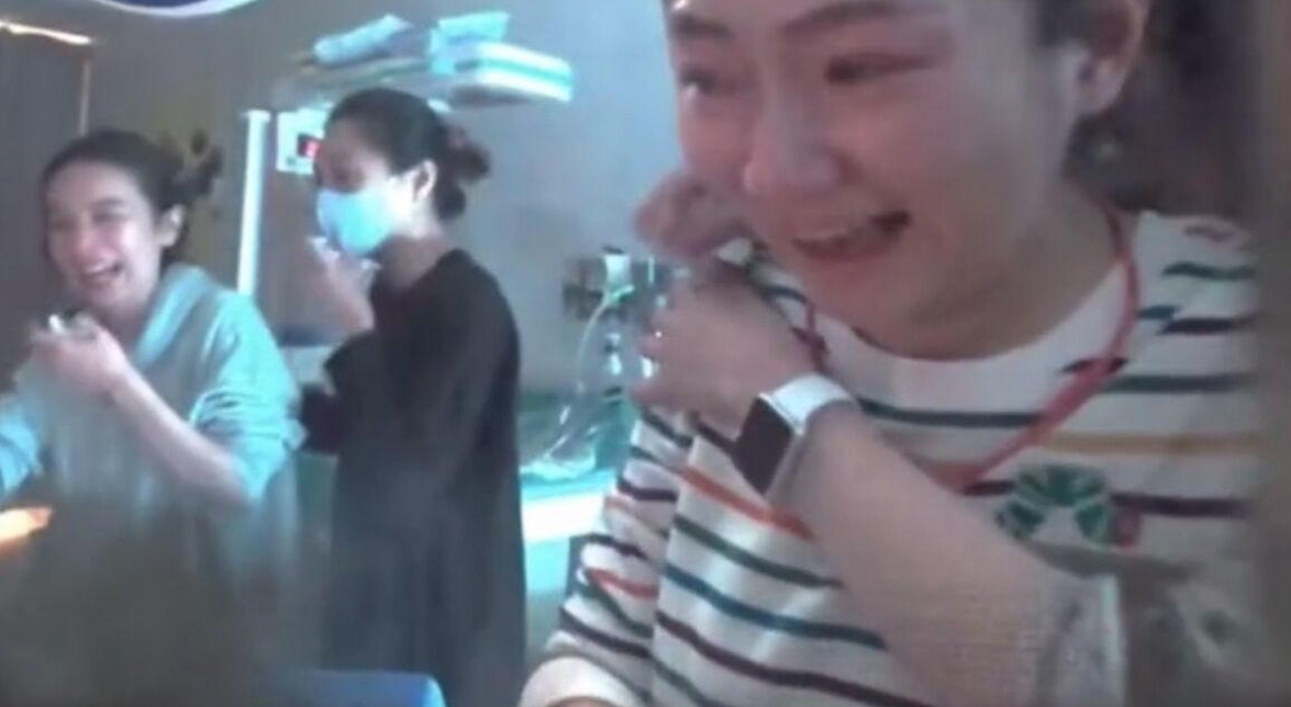 孔雪儿|歌手陈嘉桦：37岁患肿瘤，39岁“直播生娃”，产后患3年尿失禁