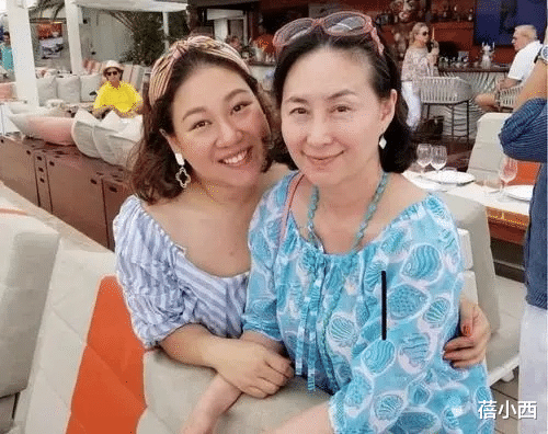 蓓小西|何超琼不愧是赌王最爱的女儿，气场很难被超越，穿镂空裙也很高级
