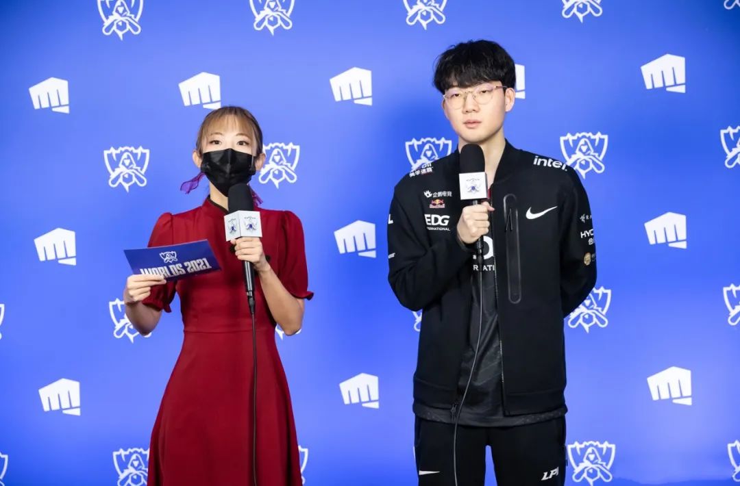 桃花时尚 EDG夺冠!这个会四国语言的翻译小姐姐,穿旗袍惊艳抢镜