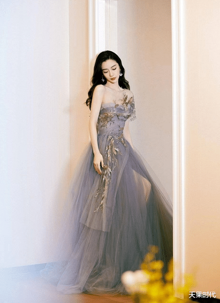 张予曦|又被Baby美到了，一袭浪漫紫长裙似公主，哪像个孩子的妈