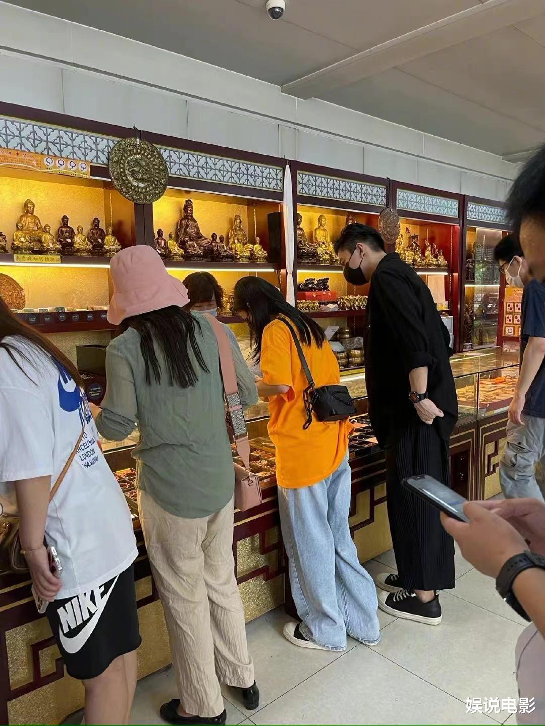 王大陆|蔡卓宜被曝探班王大陆，坐男方腿上撒狗粮，两人曾游雍和宫被拍