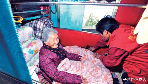 子芫伴你成长|她，65岁拉板车带母亲周游全国，徒步完成90岁母亲的心愿