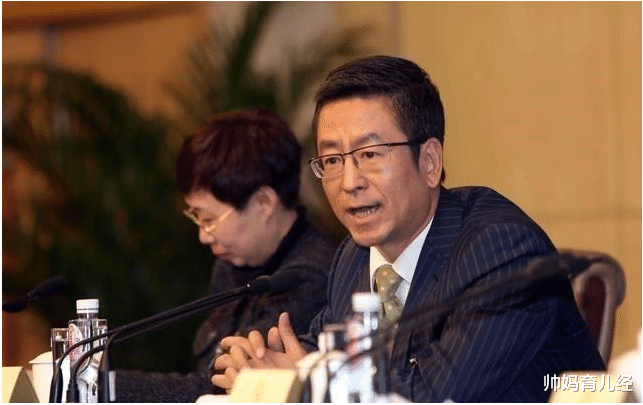 帅妈育儿经|白岩松为普通大学生点赞，名校生出国远走，是你们撑起了一片蓝天