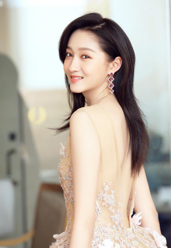 关晓彤|关晓彤晒和妈妈写真合照，母女二人都是大长腿，妈妈气质比她还好