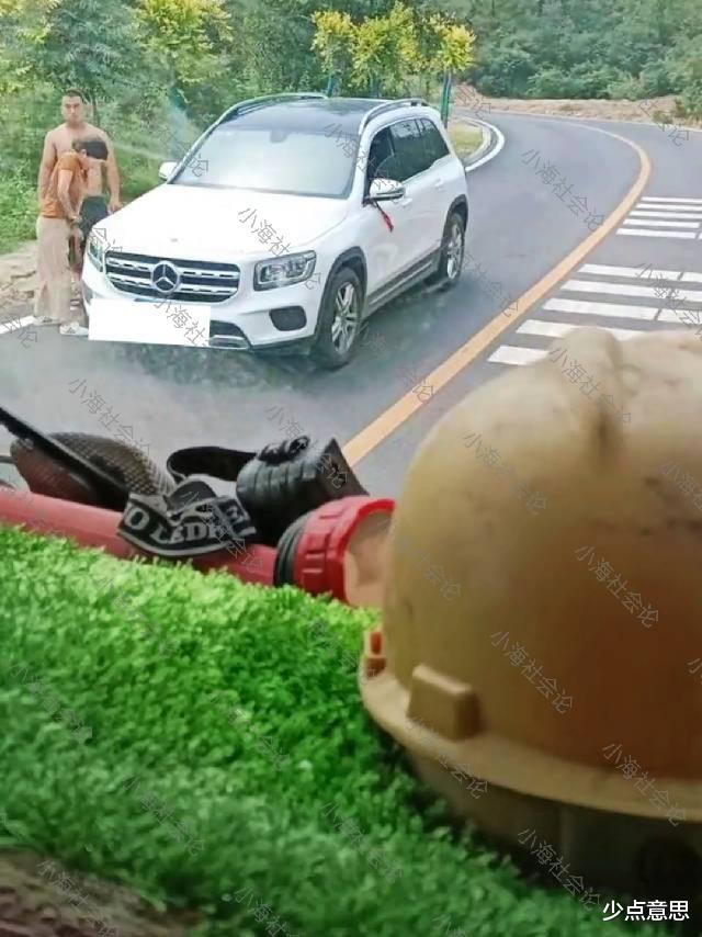 河北 河北：男子奔驰前轮漏气，在一旁淡定看手相，女友费力摩擦打气筒