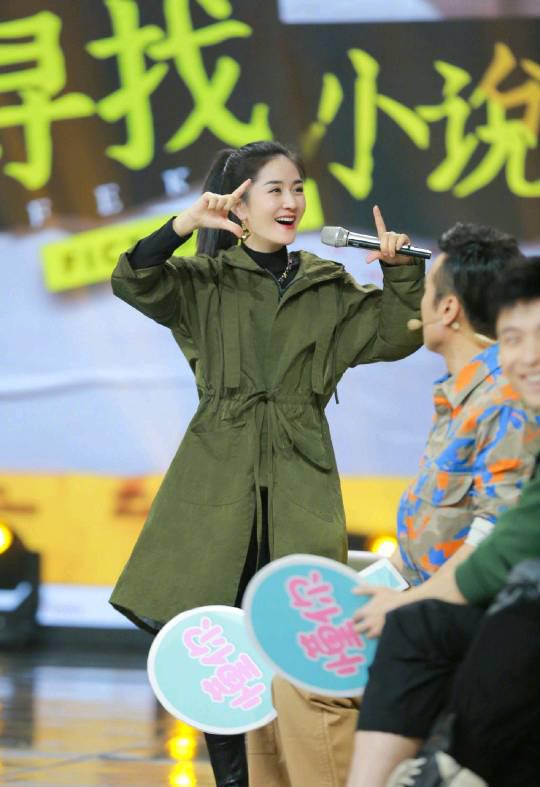 郑爽|谢娜快本模仿田震太搞笑，一身黑色长裙优雅大气，中分长发超减龄