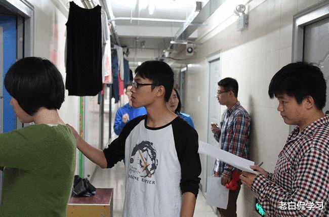 老白侃学习|继“美玉学姐”后,河北一高校又现“花臂男”查寝,教育局已介入