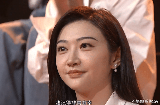 景甜|景甜录节目怼脸镜头曝光，生图脸型胖乎乎没下巴，和精修差距有点大