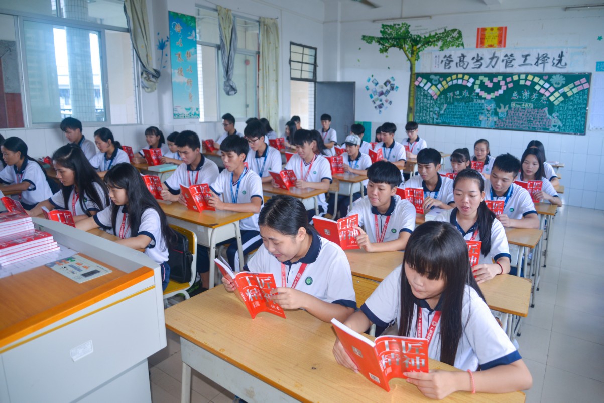 老师没收学生平板偷卖,不想反被当场“抓包”,网评“枉为人师”