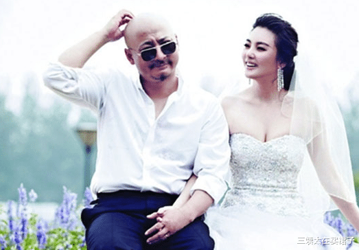 三姨太在买裙子 没想到那个敢绿张雨绮的王全安，前女友竟是《战狼》中的她？