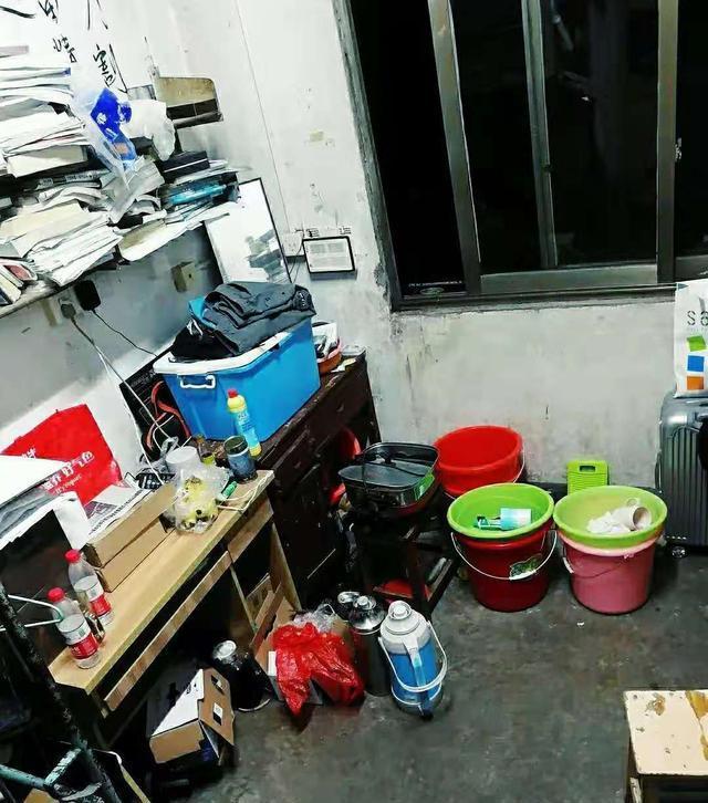 |985破败宿舍遭嫌弃，装修神似“贫民窟”，新生心酸表示想回家