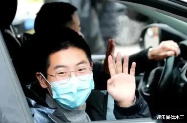 |孙卓陪妈妈逛街玩手机，被扒出手机内容，看清的那一刻我眼圈红了