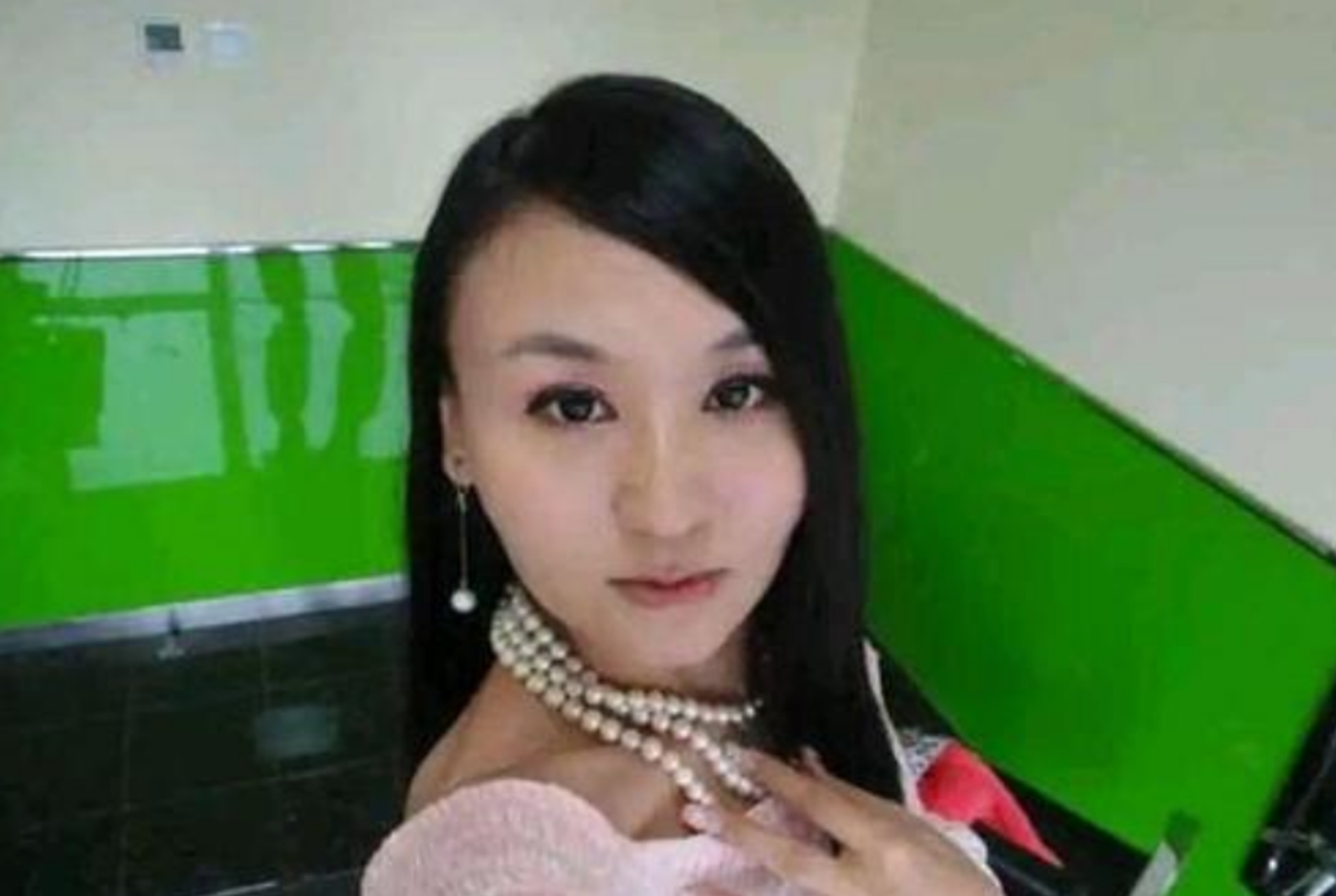 央视|辞职央视嫁美国富豪，1包卫生巾用1年，饿成皮包骨却仍不离婚