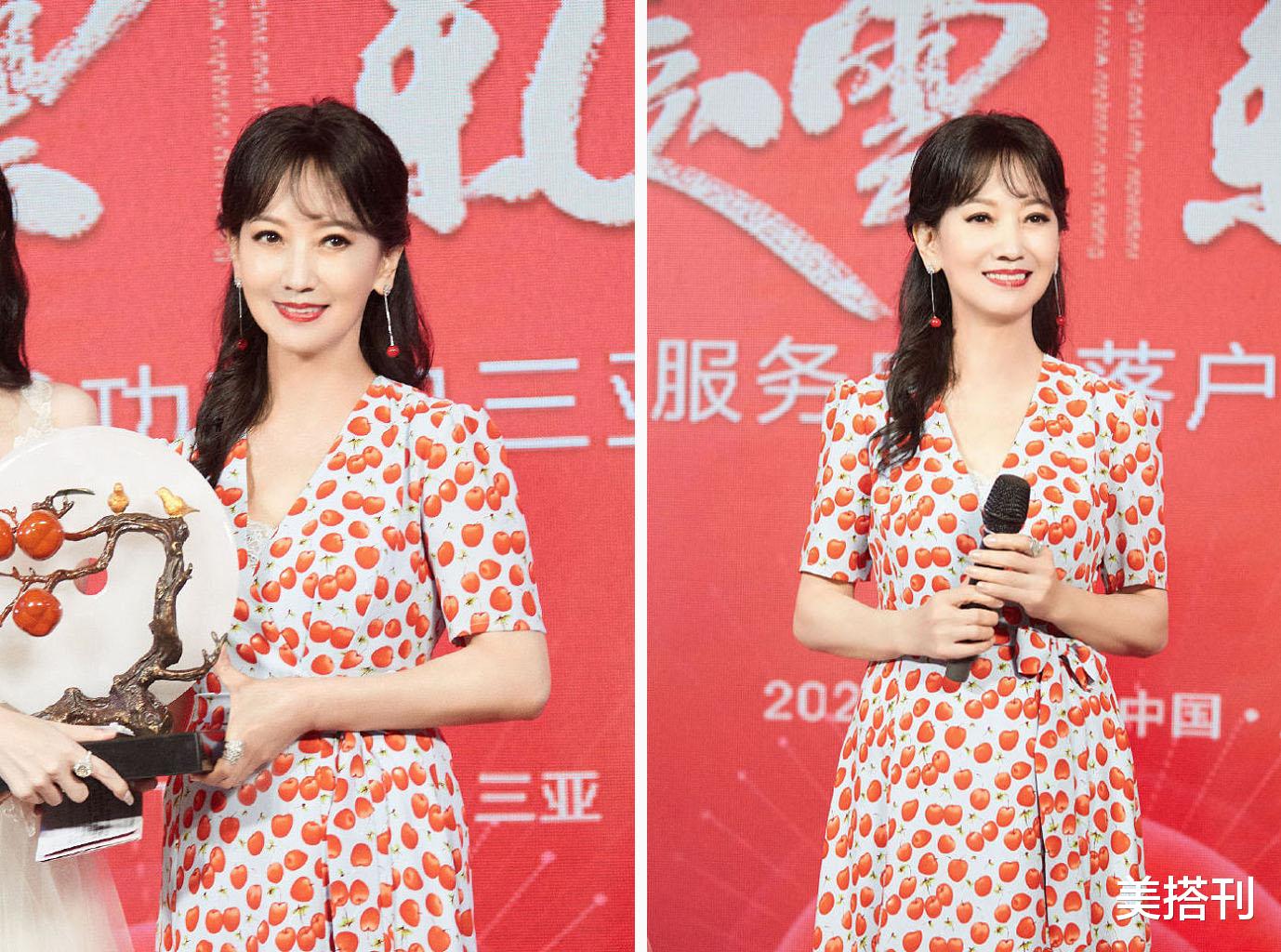 美搭刊|66岁赵雅芝有一颗不老的心！最新活动穿樱桃裙甜美温柔，状态超好