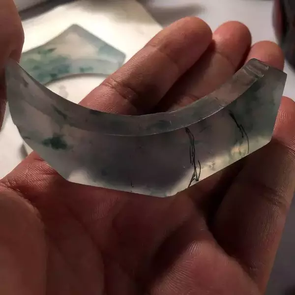 翡翠|翡翠赌石，不切到最后，谁也不知道会发生什么