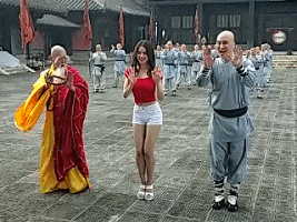 短裙 “好友的新娘是真的漂亮啊，谁敢娶回家去？真有点担心呢！”哈哈哈哈