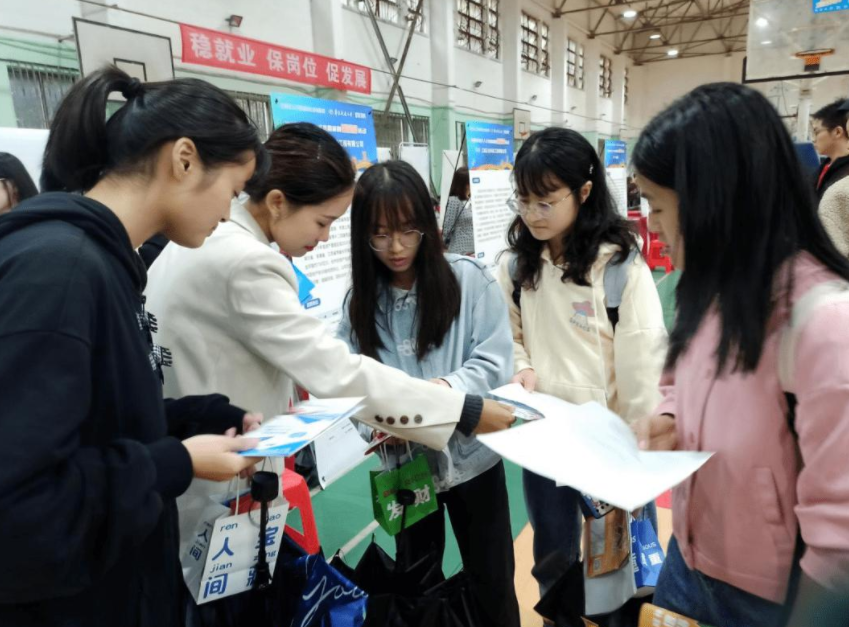 中国邮政|中国邮政公开招聘，可报名岗位高达上千个，应往届生均有机会