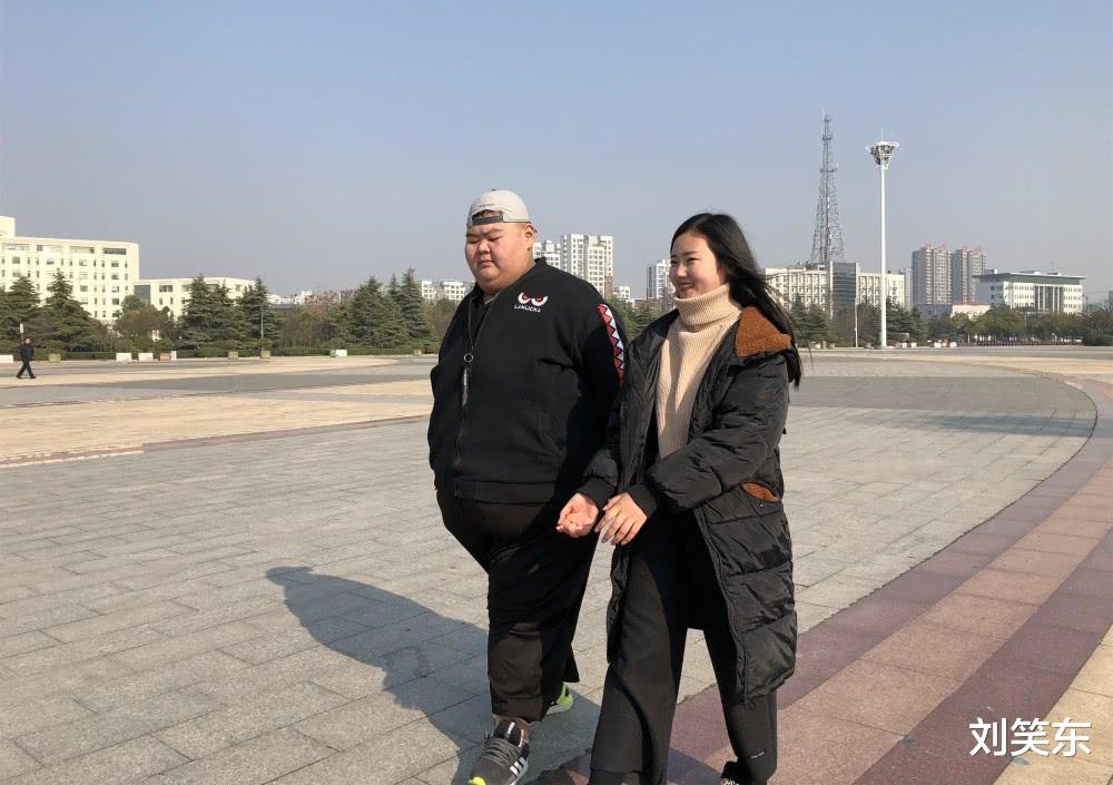 王诗龄|因为爱情，一年内他从688斤减到325斤，最终他抱得美人归，羡煞旁人