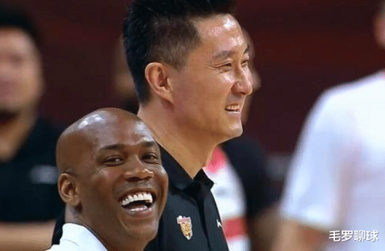 斯蒂芬·馬布里|姚明單手握手80歲蔣興權，馬布里卻彎腰伸出雙手，原因耐人尋味