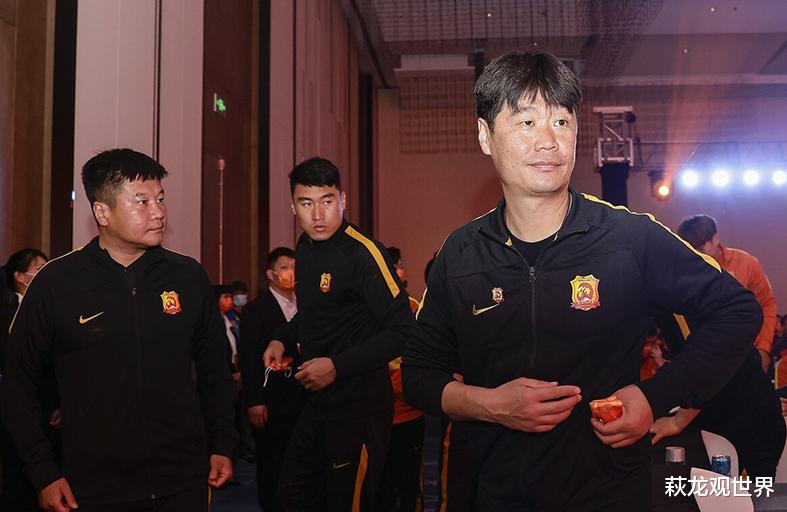 李霄鹏|中国足球江湖是人情世故？6大国脚未签合同！李霄鹏拒绝春节添堵