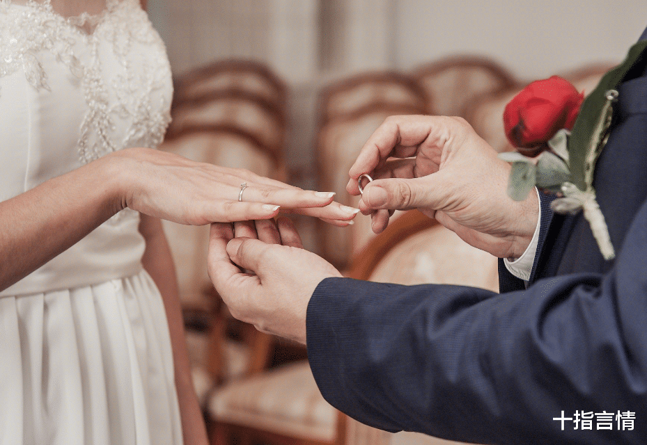 十指言情|订婚宴上，得知男方家庭情况后，女方加价十万，直言：都是你活该