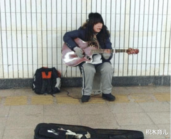 积木育儿|13岁自杀，16岁辍学，20岁登春晚一夜爆红，后来身价过亿的西单女孩怎么样了？