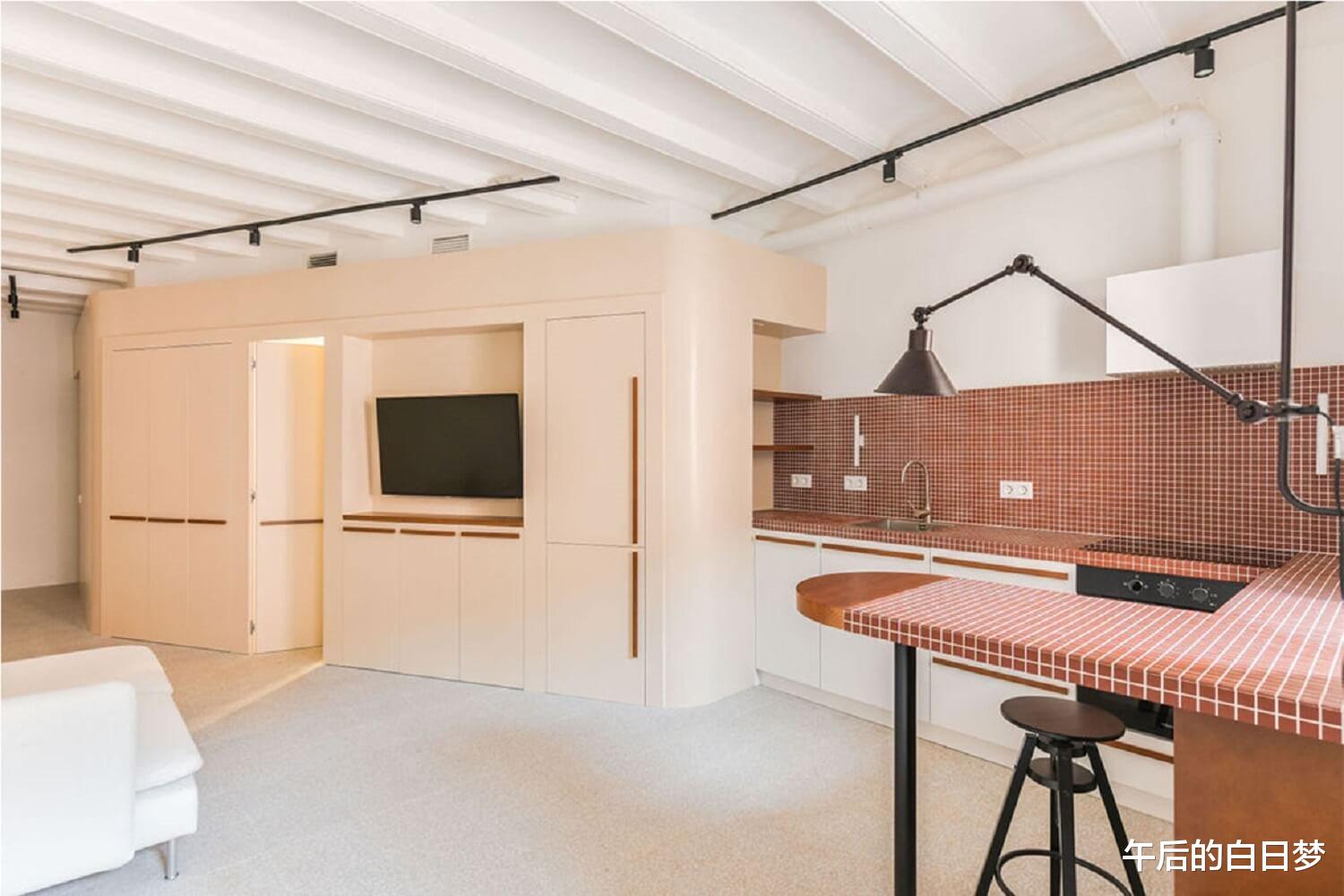 25㎡小公寓设计，拆除墙面来增加室内光线，两个人的幸福生活