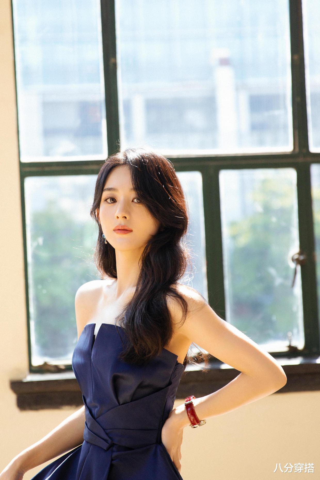 赵丽颖|34岁赵丽颖穿得真抢镜,一袭深蓝色抹胸长裙,没点气质驾驭不了