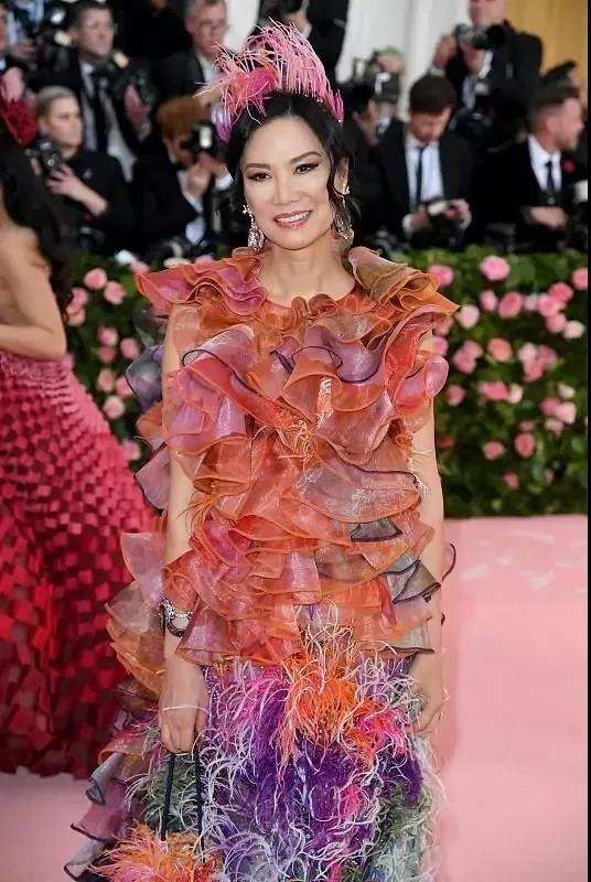 闲鱼有话说 邓文迪不愧是国际名媛，穿成“花蝴蝶”也挺高级，站哪儿都是焦点