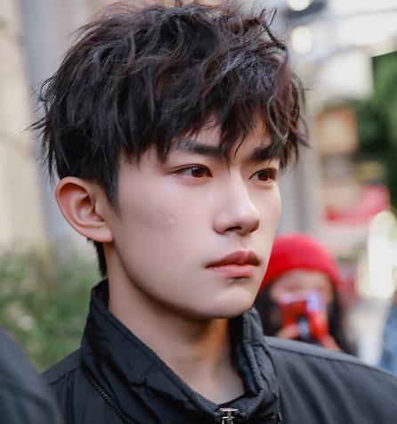 易烊千玺|偶遇易烊千玺下班，与吴京和陈凯歌约饭，走姿狂拽大佬范十足