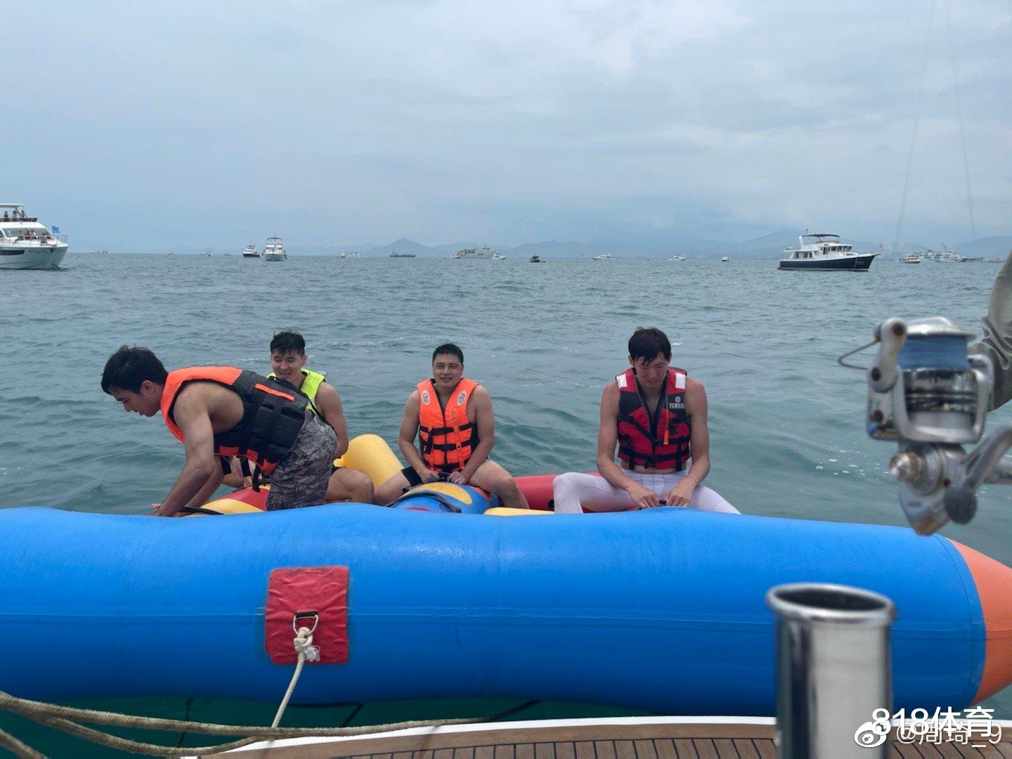 周琦|中国乔治! 周琦三亚包豪华游艇度假, 与队友阿布都阿尔斯兰出海钓鱼