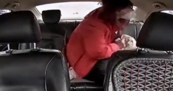 评理三分钟 重庆的哥拉着贩毒女乘客,发现不对劲,直接将车开进派出所