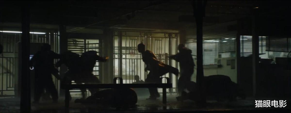 新蝙蝠侠|新蝙蝠侠画面燃爆了！蝙蝠车冒蓝火好霸气，猫女一头红发造型抢镜