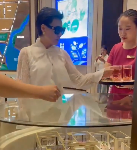 岳云鹏|乡爱“永强娘”又买豪宅！穿戴贵气获拥簇，遭批排场比赵本山还大