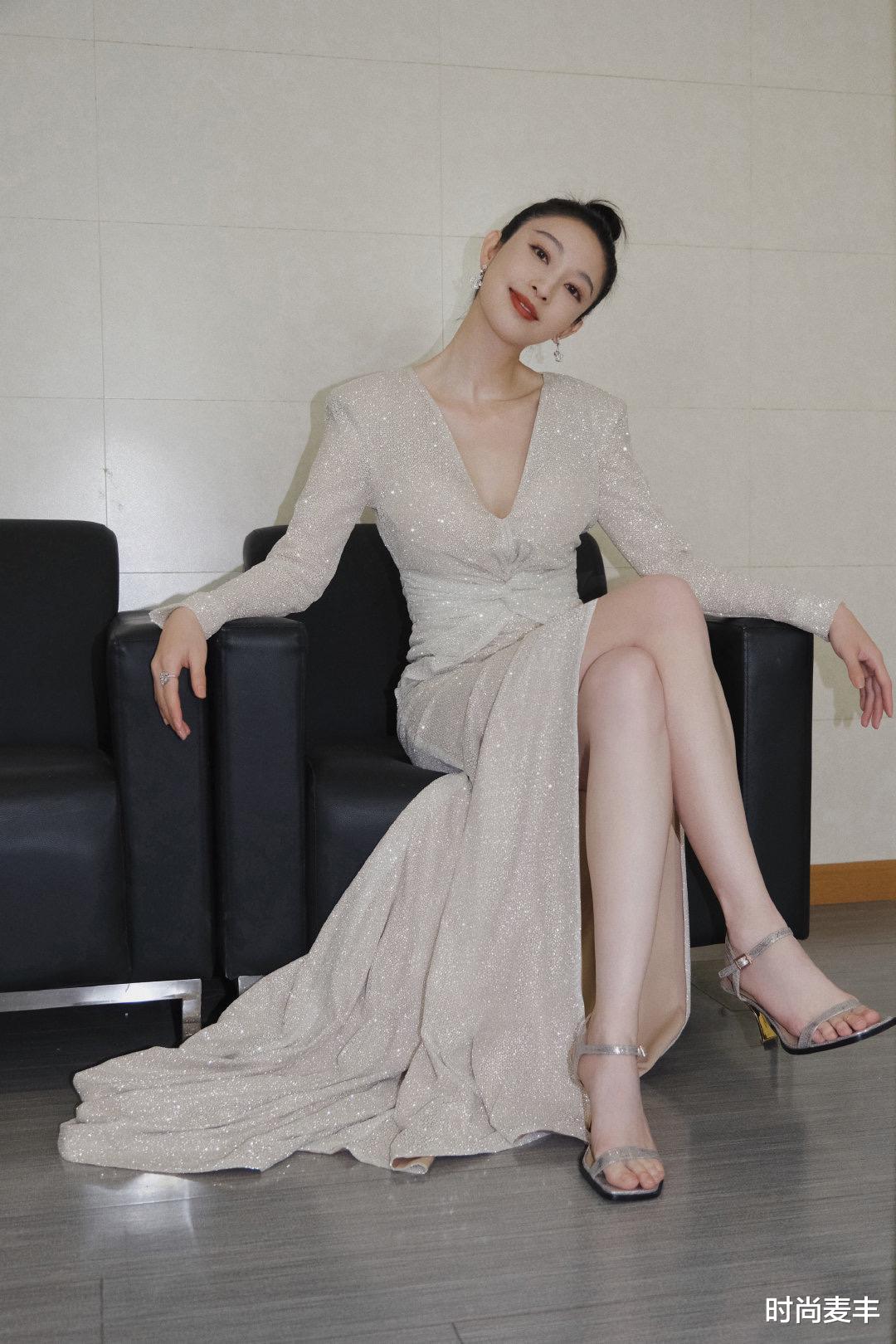 时尚麦丰|张俪参加央视节目，深v亮色连衣裙，还是高开叉大露背的