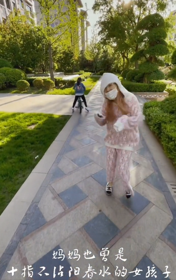 白毛女|王宝强9岁女儿罕露面，瘦许多身高直追妈妈，和马蓉玩耍互动有爱