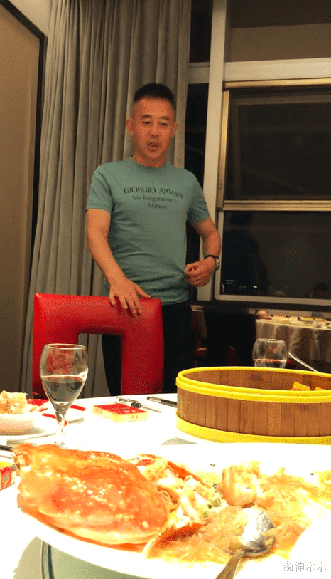 侯勇|54岁侯勇近况曝光，身材壮硕不输小伙，现身酒局抽80块香烟太瞩目