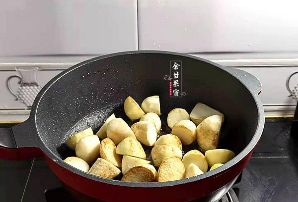 养花小娇娘|入秋后多吃这碱性食物，煎一煎加鸡腿同烧，鲜香软糯吃不腻
