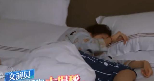 猫妹妹|关晓彤“起床照”被疯传，看到她素颜出镜后，网友：确定23岁？