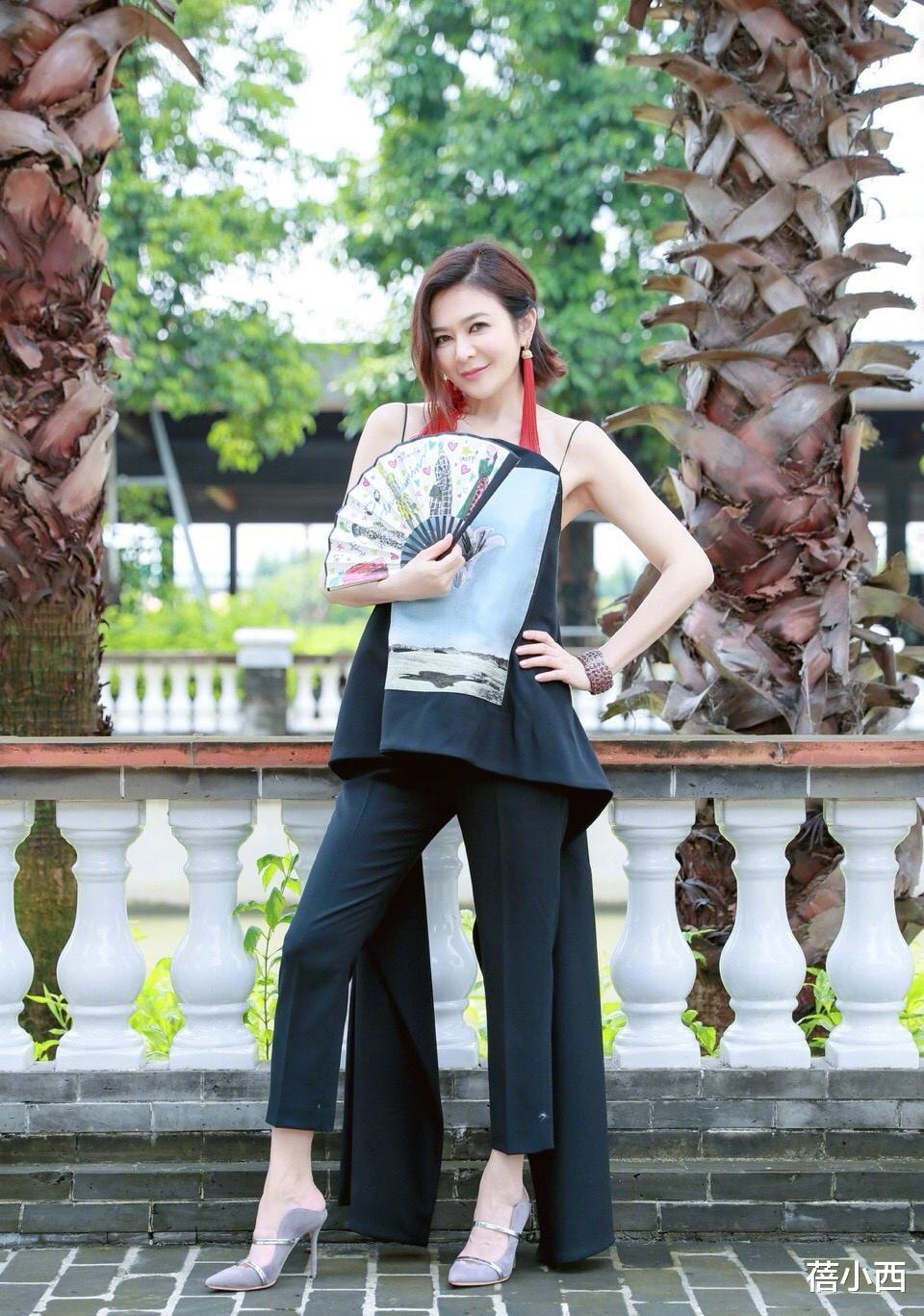 蓓小西|关之琳与向太站C位合影，穿印花套装配波波头，气场一点也不输