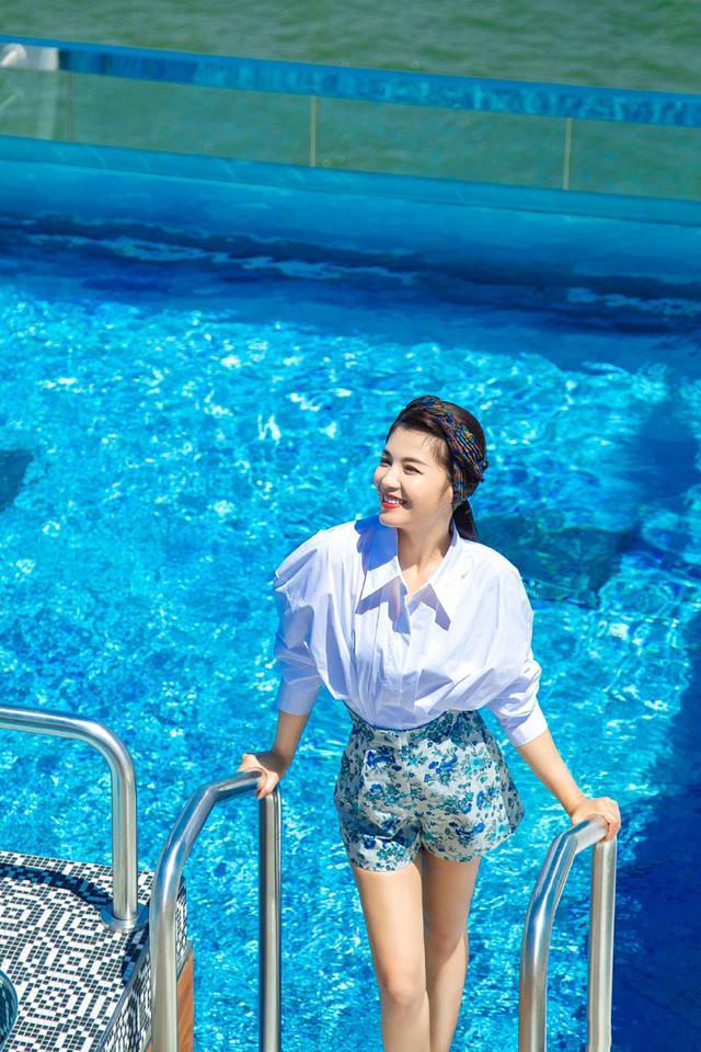 |刘涛很懂扮“小女人”，穿花短裤秀腿不算啥，系发带减龄又优雅