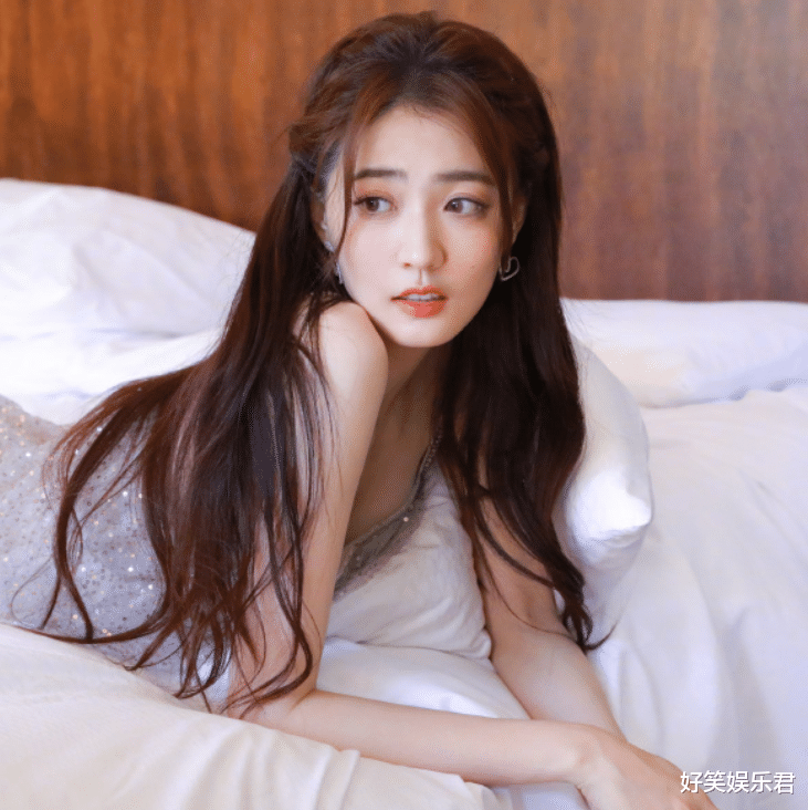 徐璐|徐璐原来曾是军人,直播带着猫咪上镜忘开美颜,真实颜值让人看呆