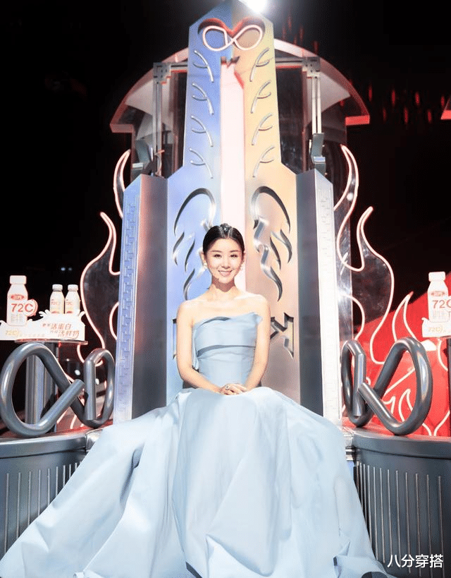 八分穿搭|李小萌“妈妈辈”里最显年轻，天蓝色抹胸礼服清冷优雅，高级洋气