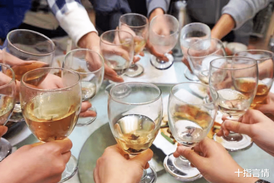 十指言情|只是喝酒游戏而已！妻子参加同学聚会不懂分寸，被丈夫发现后狡辩