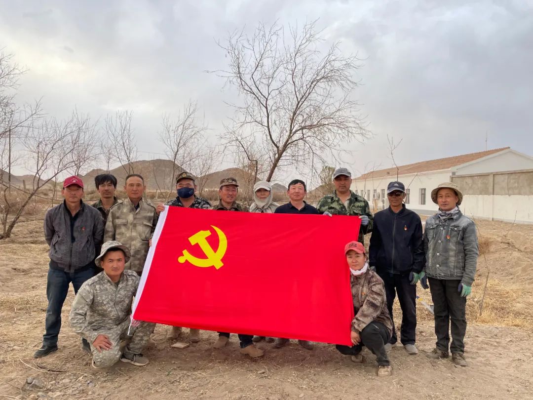 额济纳旗广播电视台 东风镇宝日乌拉嘎查开展主题党日活动