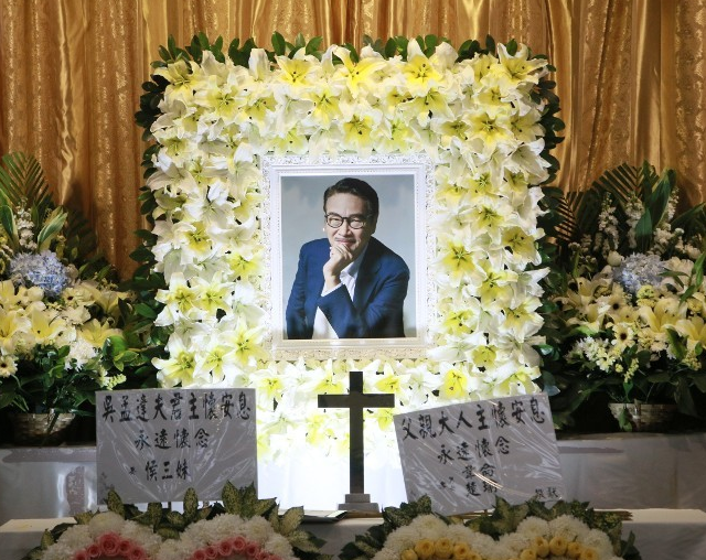 周星驰|周星驰现身吴孟达灵堂吊唁，网友：星星出来的那一刻就哭了