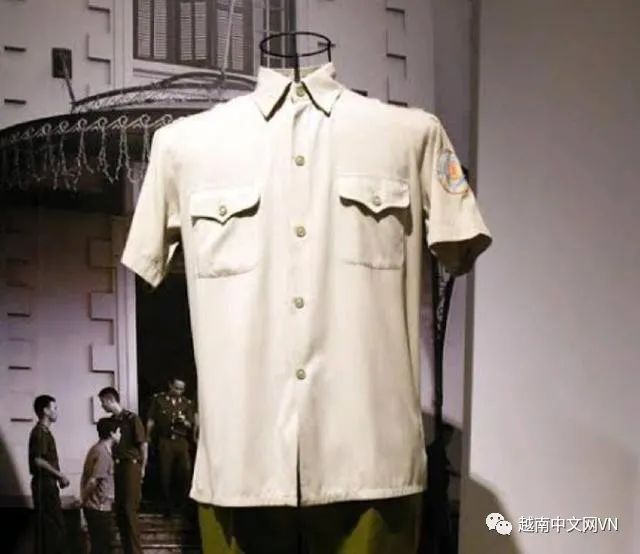 越南中文君 越南警服发展变化历史，男女警察都穿绿色，女警察英姿飒爽！