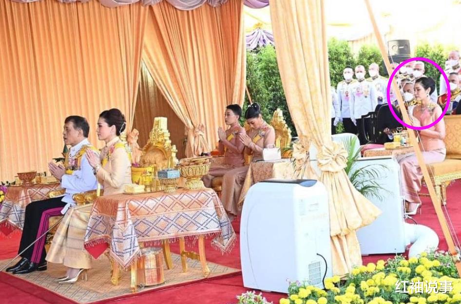 诗妮娜|36岁诗妮娜虚荣心强，用大黑伞代替华盖，集体亮相时终于露馅了